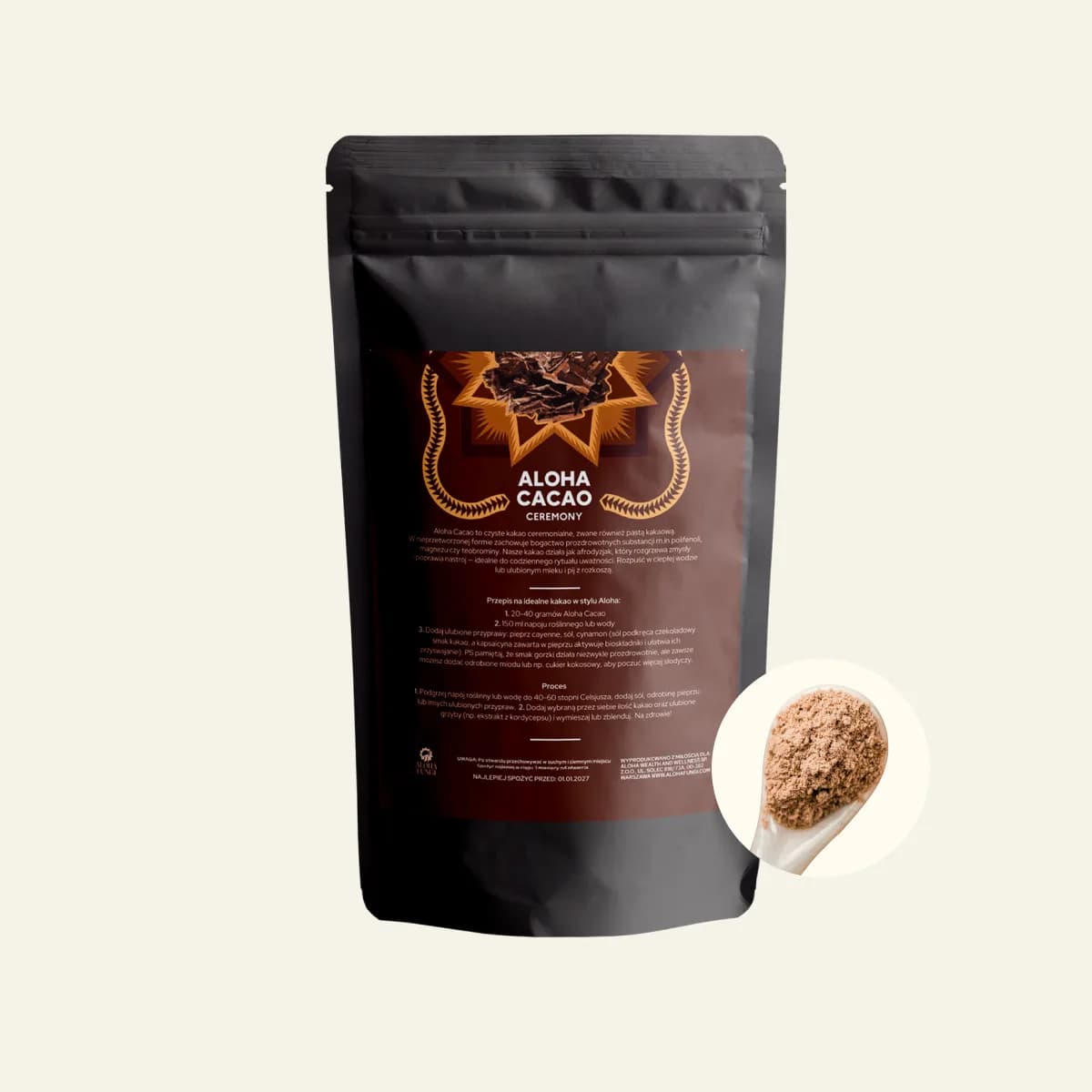 Czarna torebka Aloha Cacao Ceremony z brązową etykietą, obok łyżka proszku kakao ceremonialnego.