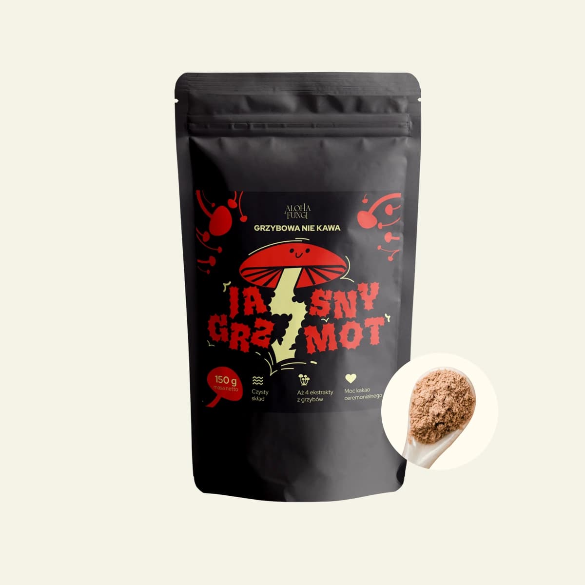 Czarna torebka 150 g Jasny Grzmot Grzybowa nie kawa z czerwoną maskotką grzybka, obok łyżka brązowego proszku.