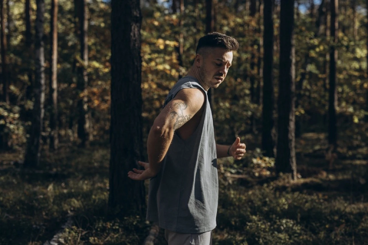 Mateusz Rosa biegnie leśną ścieżką · ruch jako droga do siebie